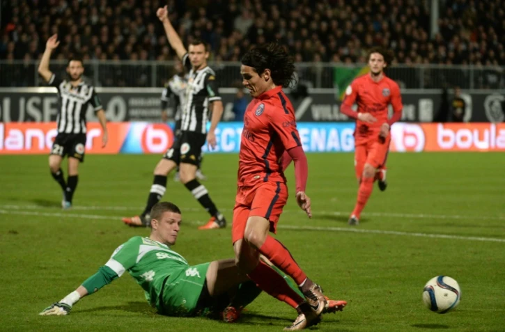 L'avant-centre du PSG Edinson Cavani bute sur le gardien Ludovic Butelle du SCO d'Angers au stade Jean-Bouin, le 1er décembre 2015