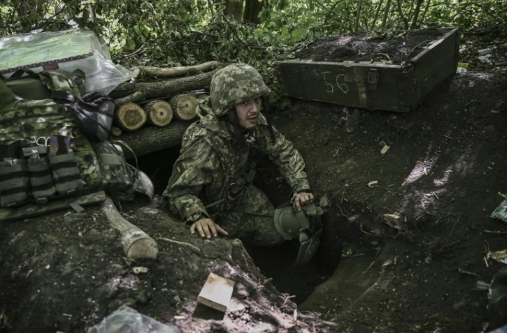 Un soldat émerge d'un abri sur la ligne de front, dans l'est de l'Ukraine, le 6 juin 2022