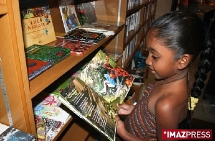 Le rayon livre jeunesse d'une librairie dionysienne