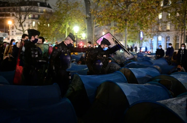 Les forces de l'ordre évacuent un camp de migrants dans le centre de Paris, le 23 novembre 2020