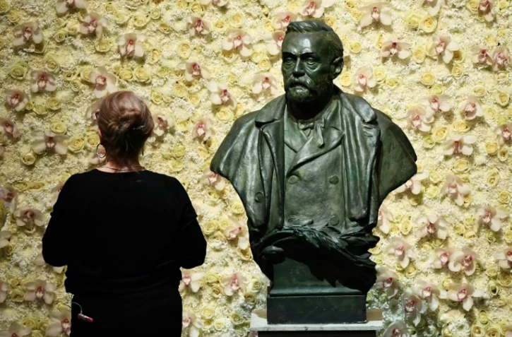 Une femme devant le buste d'Alfred Nobel, le fondateur du prix qui porte son nom, à Stockholm, le 10 décembre 2019