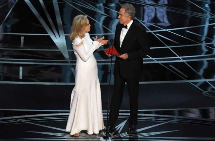 Faye Dunaway et Warren Beatty sur le point d'annoncer l'Oscar du meilleur film le 26 février 2017 à Hollywood en Californie