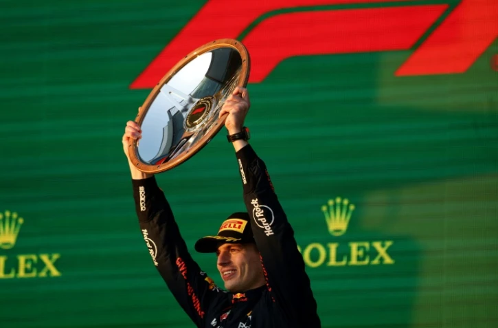Le pilote néerlandais de Red Bull, Max Verstappen, célèbre sa victoire au GP d'Australie sur le podium, à Melbourne, le 2 avril 2023