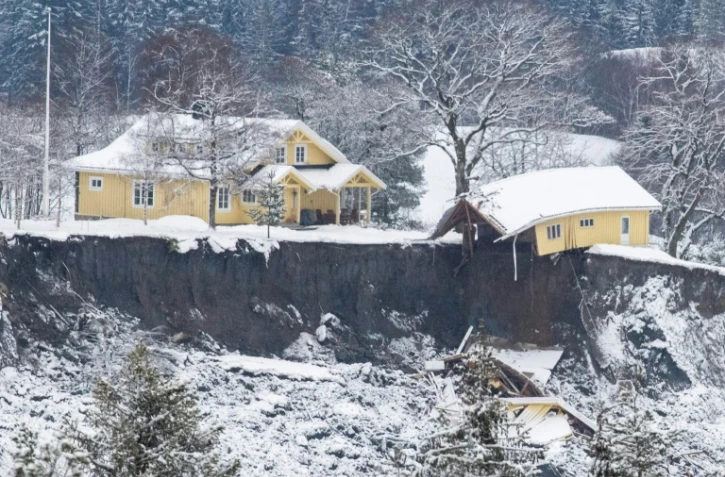 Une maison en équilibre à Ask dans la région de Gjerdrum, après un glissement de terrain, le 1er janvier 2021