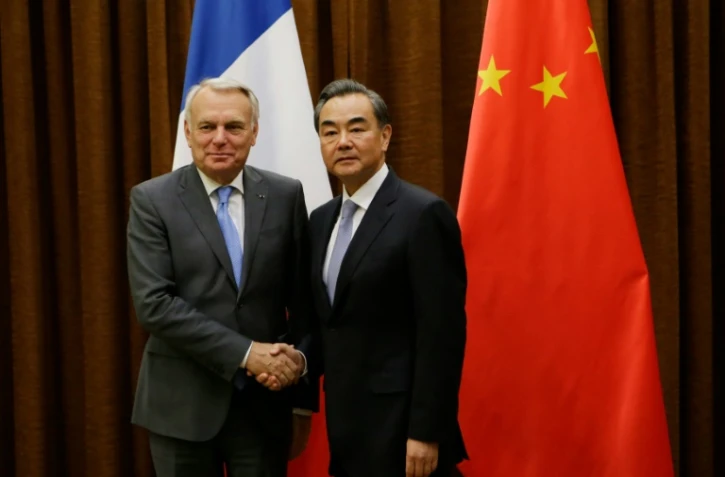 Le ministre des Affaires étrangères français Jean-Marc Ayrault (g) et son homologue chinois Wang Yi lors d'une rencontre au ministère des Affaires étrangères à Pékin le 16 mai 2016