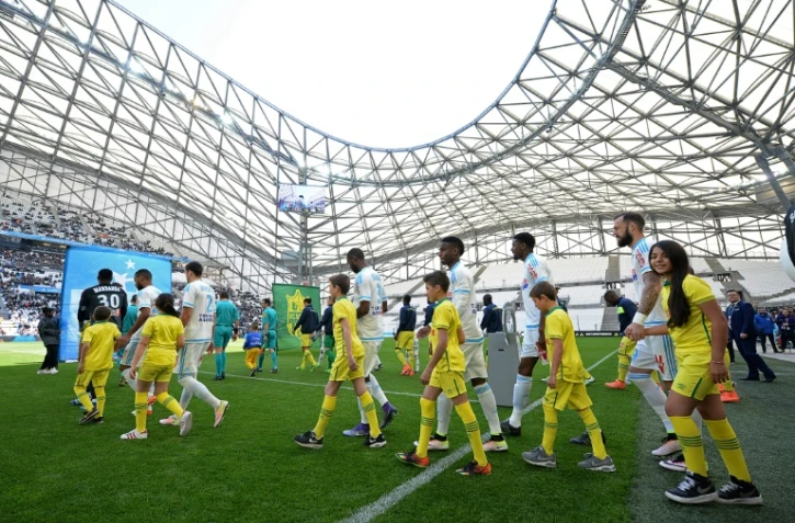 Les joueurs marseillais entrent sur la pelouse du stade Vélodrome avant d'affronter Nantes en Ligue 1, le 24 avril 2016