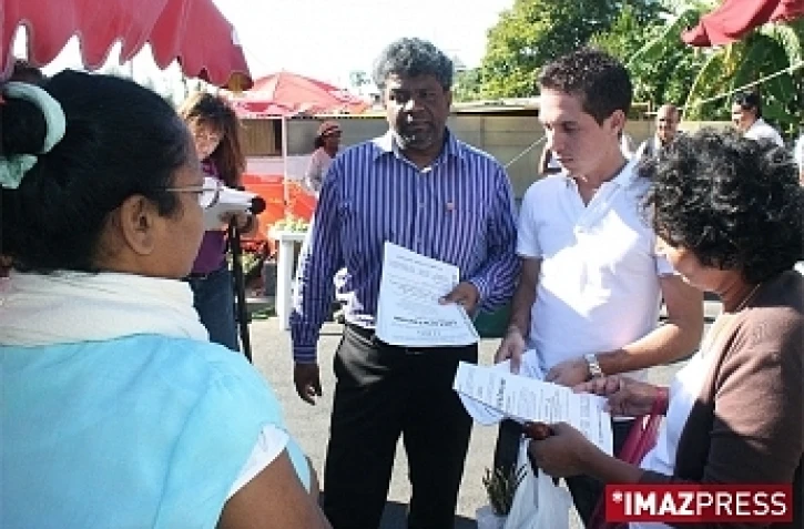 Jeudi 6 août 2009 Les membres du comité d'action populaire distribuent des tracts d'information sur le RSTA au marché de la Source (Photo d'archive)