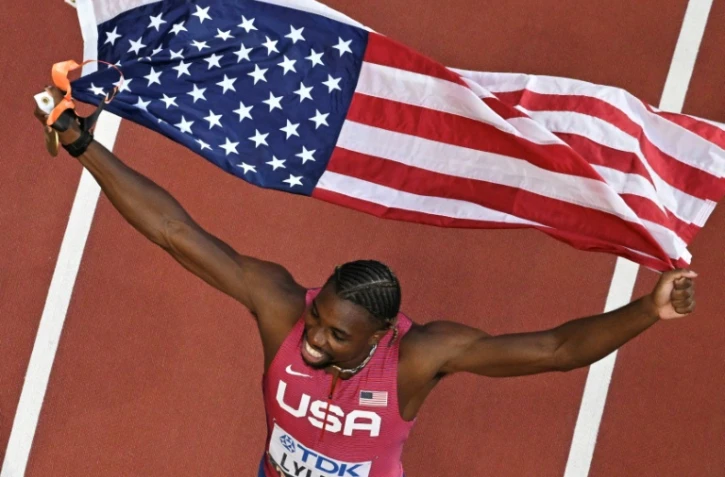 L'Américain Noah Lyles célèbre sa victoire en finale du 100 m masculin lors des Championnats du monde d'athlétisme au Centre national d'athlétisme de Budapest, le 20 août 2023