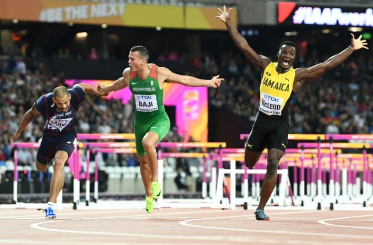 Le Jamaïcain Omar McLeod (d), en liesse après avoir remporté le titre au 110 m haies aux Mondiaux d'athlétisme, le 7 août 2017 à Londres