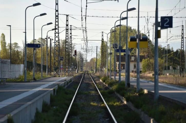 Une photo prise le 18 avril 2018 montre un quai de gare vide à Auterive (Haute-Garonne)