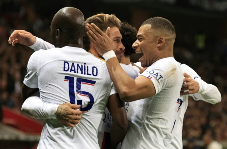 Sergio Ramos (au centre) est félicité par ses coéquipiers après son but, le 2e du PSG à Nice, le 8 avril 2023 