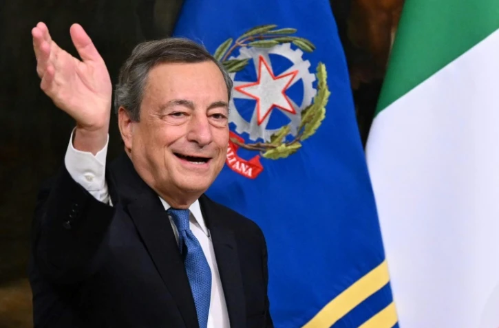 En 2021-2022, l'ancien président de la Banque centrale européenne Mario Draghi, appelé à la rescousse pour sortir le pays du marasme, fut à la tête d'une coalition qui rassembla des partis de l'extrême droite (à l'exception des Frères d'Italie) à la gauche