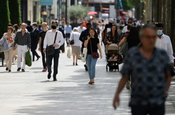 Des piétons sur les Champs-Elysées à Paris, le 17 juin 2021
