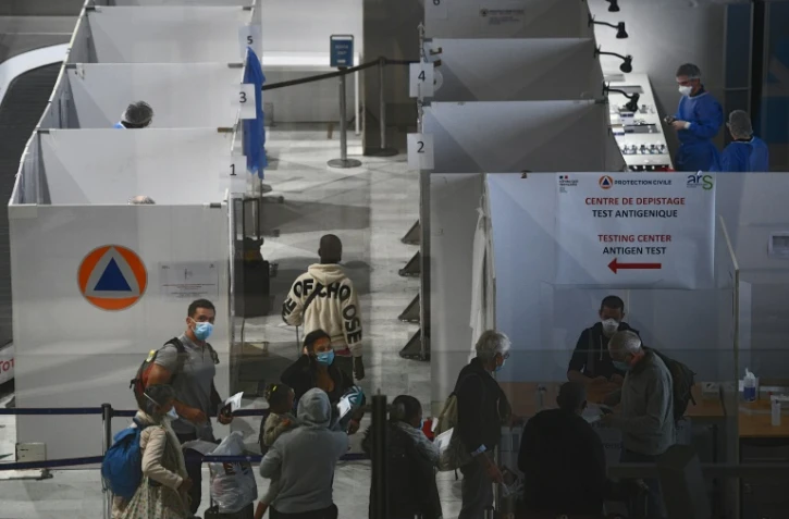 Des voyageurs passent un test de détection du Covid avant d'embarquer, le 1er février 2021 à Roissy