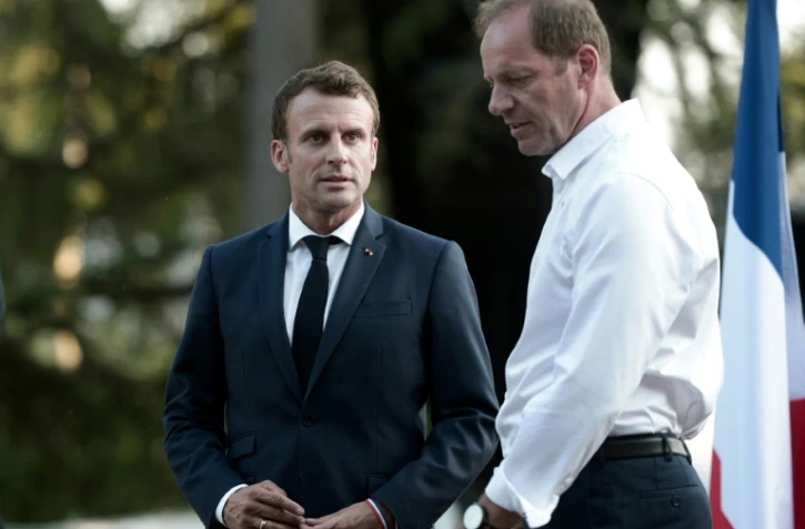 Le chef de l'Etat Emmanuel Macron (g) et le directeur du Tour de France Christian Prudhomme lors de la cérémonie pour le 100e anniversaire de la Grande Boucle, le 19 juillet 2019 à Pau