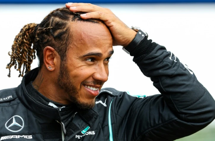 Le septuple champion du monde de Formule 1, le Britannique Lewis Hamilton, après avoir obtenu la 99e pole position de sa carrière lors des qualifications pour le Grand Prix d'Emilie-Romagne, le 17 avril 2021 sur le circuit international Enzo e Dino Ferrari à Imola