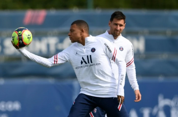 Les joueurs du Paris Saint-Germain, le Français Kylian Mbappé (gauche) et l'Argentin Lionel Messi (derrière), prennent part le 28 août 2021 à un entraînement au Camp des Loges, à Saint-Germain-en-Laye