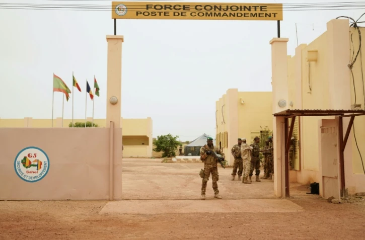 Un soldat malien devant le QG de la force conjointe du G5 Sahel à Sévaré, dans le centre du Mali, le 30 mai 2018