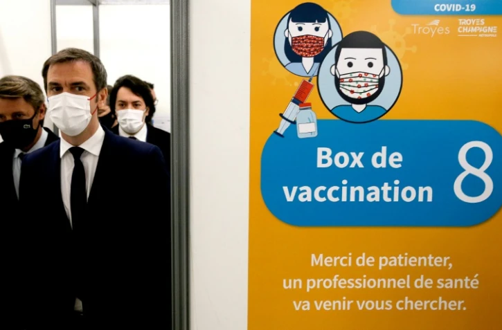 Le ministre de la Santé Olivier Véran visite un centre de vaccination à Troyes, le 15 janvier 2021