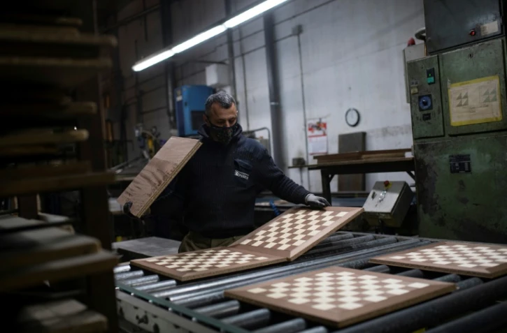 Un employé de l'usine Rechapados Ferrer vérifie la finition des échiquiers, le 5 mars 2021 à La Garriga, près de Barcelone