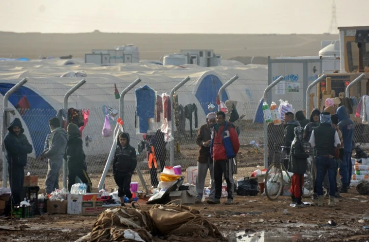 Des Irakiens le 16 décembre 2016 dans le camp de déplacés de Hasancham