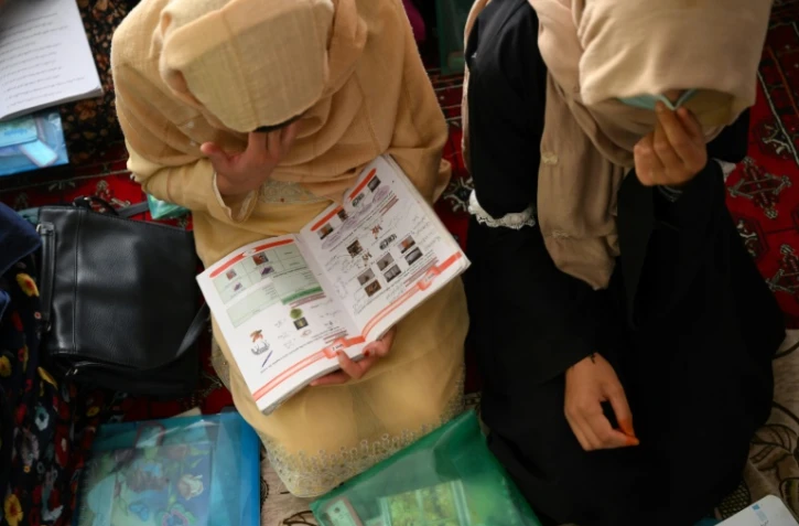 Des jeunes filles étudient dans une école clandestine, en Afghanistan, le 25 juillet 2022