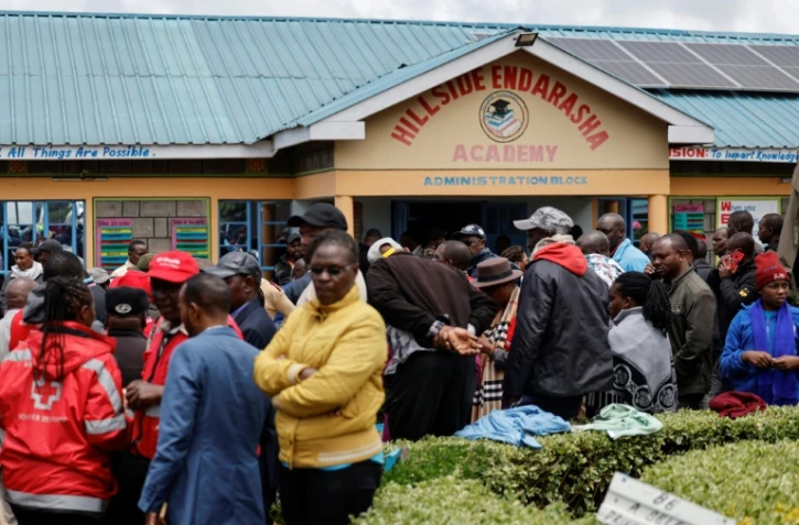 Des parents et des membres de la communauté rassemblés devant l'Académie Hillside Endarasha du comté de Nyeri, après un incendie qui a tué 17 enfants, le 6 septembre 2024 au Kenya