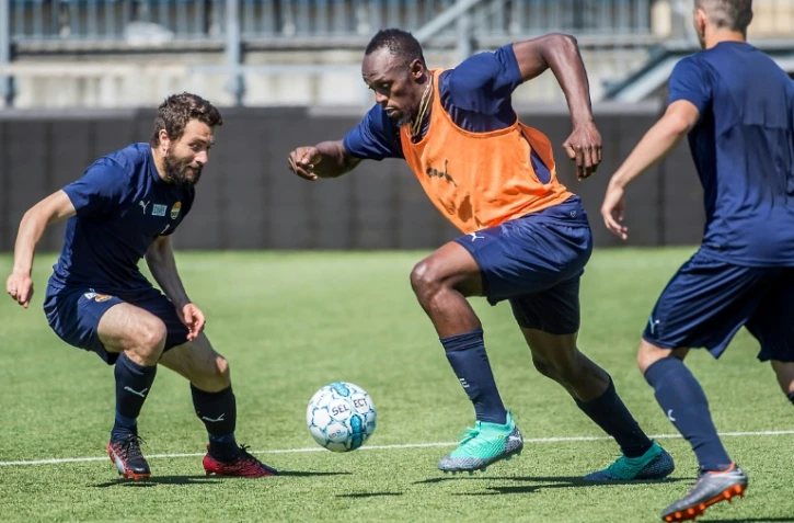 Le sprinter jamaïcain Usain Bolt (c) lors d'une séance d'entraînement avec l'équipe de football norvégienne Stromsgodset, le 31 mai 2018 à Drammen en Norvège