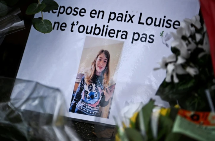 Une photo de Louise, entourée de fleurs,  devant son collège d'Epinay-sur-Orge, le 8 février 2025 dans l'Essonne