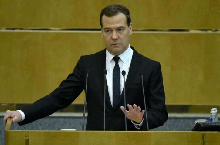 Le Premier ministre russe Dimitri Medvedev le 12 avril 2015 devant la Douma à Moscou 