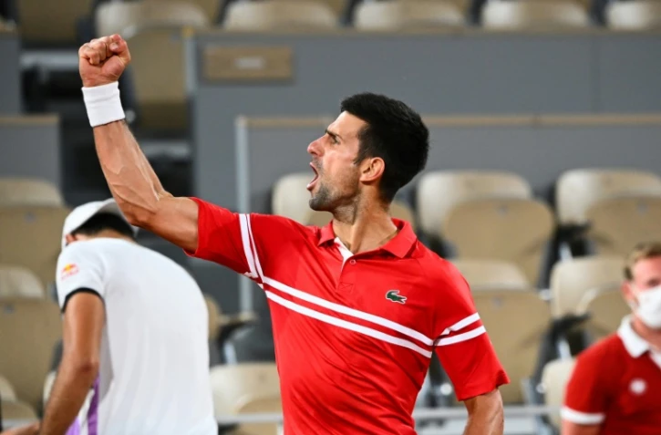 La joie du Serbe Novak Djokovic, après avoir battu l'Italien Matteo Berrettini, en quart de finale du tournoi de Roland Garros, le 9 juin 2021 à Paris