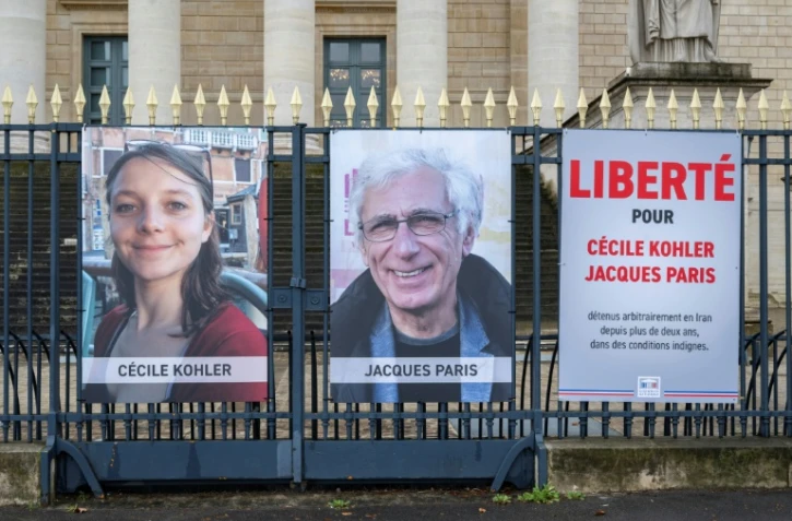 Les portraits de Cécile Kohler et Jacques Paris, devant l'Assemblée nationale à Paris le 11 mars 2026