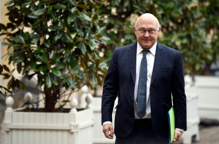 Le ministre français des Finances Michel Sapin à son arrivée à l'hôtel Matignon le 6 janvier 2016 à Paris