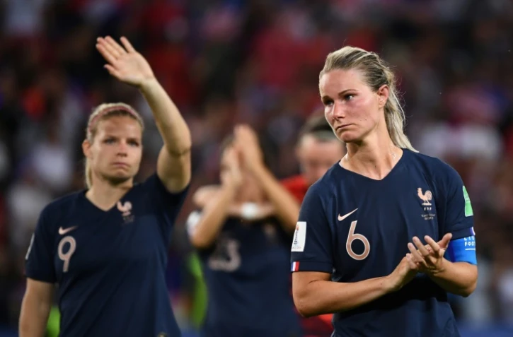 La capitaine des Bleues Amandine Henry quitte la pelouse du Parc des Princes après la défaite face aux Etats-Unis en quarts de finale du Mondial, le 28 juin 2019