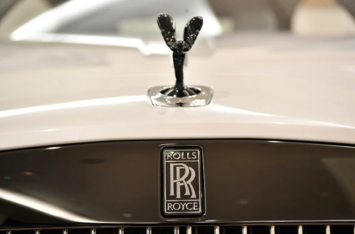L'emblème et le logo Rolls-Royce sur le capot d'une Wraith Black Badge dans le showroom du centre de Londres, le 9 janvier 2019
