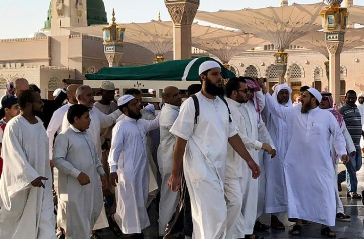 Des hommes transportent le cercueil du président tunisien déchu Zine El Abidine Ben Ali lors de ses funérailles à Médine, dans l'ouest de l'Arabie saoudite, le 21 septembre 2019