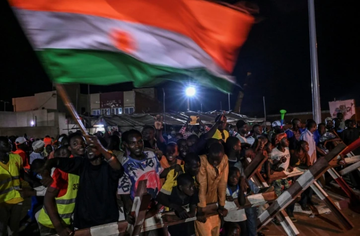 Des partisans des militaires qui ont pris le pouvoir au Niger manifestent devant une base aérienne franco-nigérienne, le 9 septembre 2023 à Niamey