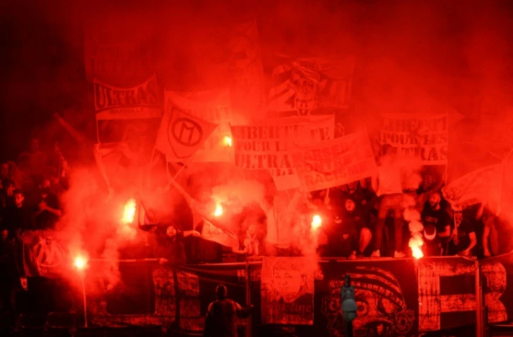 Des supporters marseillais allument des fumigènes lors du match à Angers, le 22 septembre 2021