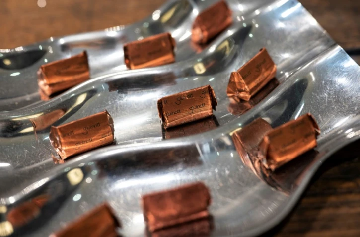 Des chocolats "Giuinott", la version du gianduiotto fabriquée par Guido Castagna dans son atelier à Giaveno, près de Turin, le 12 décembre 2023 dans le nord-ouest de l'Italie