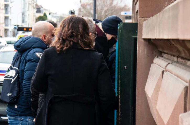 L'ancien nageur Yannick Agnel (d) arrive au tribunal de Mulhouse, le 11 décembre 2021 dans le Haut-Rhin