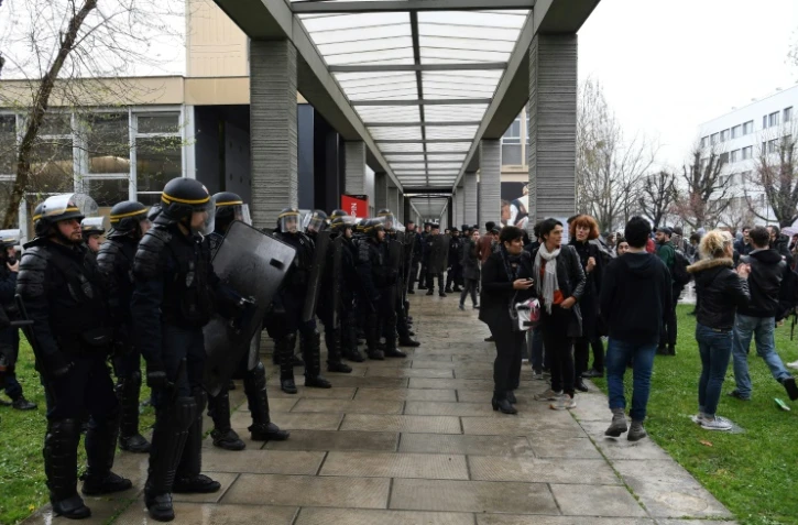 Des étudiants et des gendarmes face à face devant l'université de Nanterre le 9 avril 2018