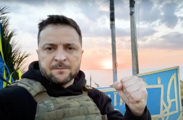 Capture d'écran d'une vidéo montrant le président ukrainien Volodymyr Zelensky sur l'île des Serpents à une date non déterminée