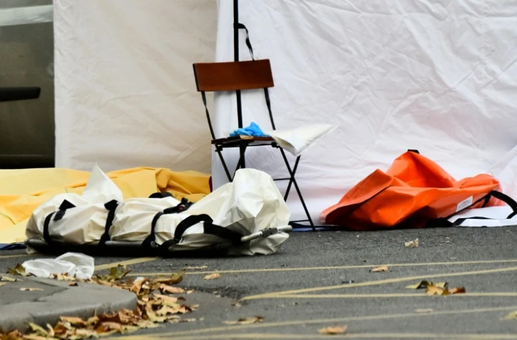 Le corps d'une personne tuée lors de l'attaque de la rue de Charonne, sur le sol le 14 novembre 2015 à Paris