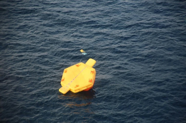 Un probable radeau de sauvetage sorti d'un avion lors d'opérations de recherche et de sauvetage après qu'un aéronef Osprey américain s'est écrasé en mer au large de l'île de Yakushima, au Japon, le 29 novembre 2023