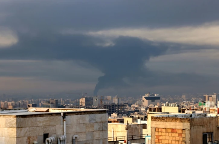 Une colonne de fumée s'élève après une frappe aérienne à Téhéran, le 7 mars 2026 