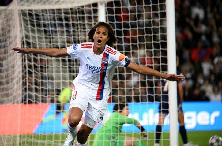La joie de la défenseure Wendie Renard, après avoir marqué le 2e but de Lyon face au Paris Saint-Germain, lors de la demi-finale retour de la Ligue des Champions, le 30 avril 2022 au Parc des Princes