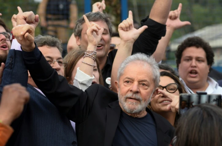 L'ex-président brésilien Luiz Inacio Lula da Silva à sa sortie de détention à Curitiba, le 8 novembre 2019