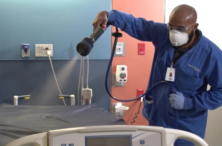 Photo fournie par Allied BioScience le 15 mai 2020 d'un homme appliquant l'antiviral développé par Allied BioScience pour tuer les virus sur les surfaces