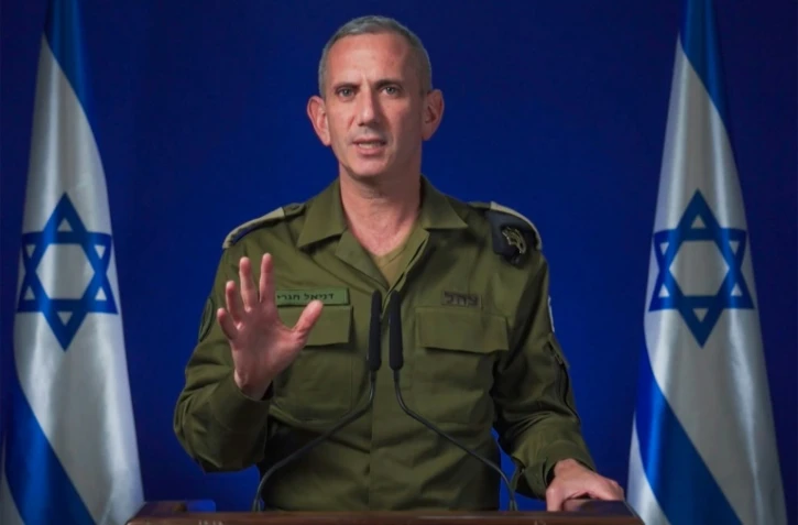 Cette capture d'écran tirée d'une vidéo diffusée par l'armée israélienne le 26 octobre 2024 montre le porte-parole militaire, le contre-amiral Daniel Hagari, appelant les Israéliens à être "vigilants" alors que ses troupes mènent des frappes en Iran