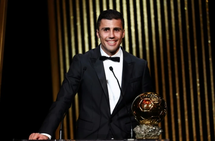 Le milieu de terrain espagnol de Manchester City Rodri reçoit le Ballon d'or lors de la cérémonie 2024, à Paris, le 28 octobre 2024
